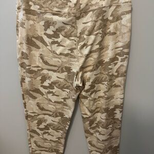 Wonderly Women’s Camo Print Leggings Large